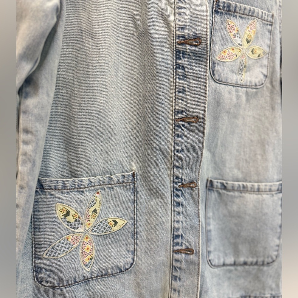 NWT Curve Appeal Light Wash Denim Jacket w/ Floral Appliqué – Size M - Picture 3 of 8